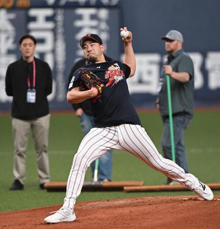 マウンドの感触を確かめる菊池