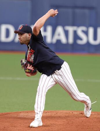 シャドーピッチングでマウンドの感触を確かめる菊池（撮影・坂部計介）