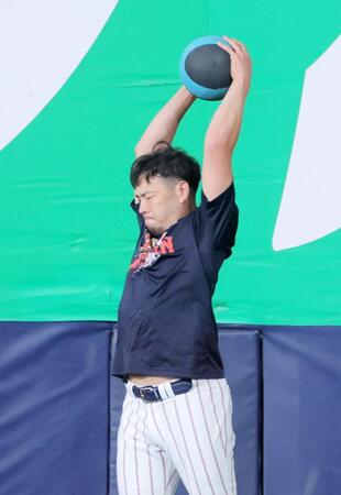 メディシンボールで調整する菊地