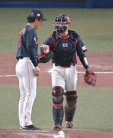 　６回、マウンドに出向き北山に声をかける坂本