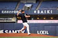 マウンドの感触を確かめる菊池（撮影・中田匡峻）