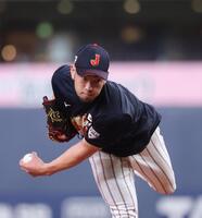 マウンドでシャドーピッチングする菊池