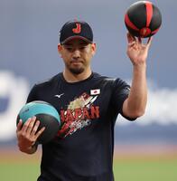 トレーニングボールを手にする菊池（撮影・中田匡峻）