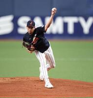 マウンドの感触を確かめる菊池（撮影・中田匡峻）