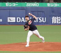 シャドーピッチングを行い、マウンドの感触を確かめる菊池（撮影・坂部計介）