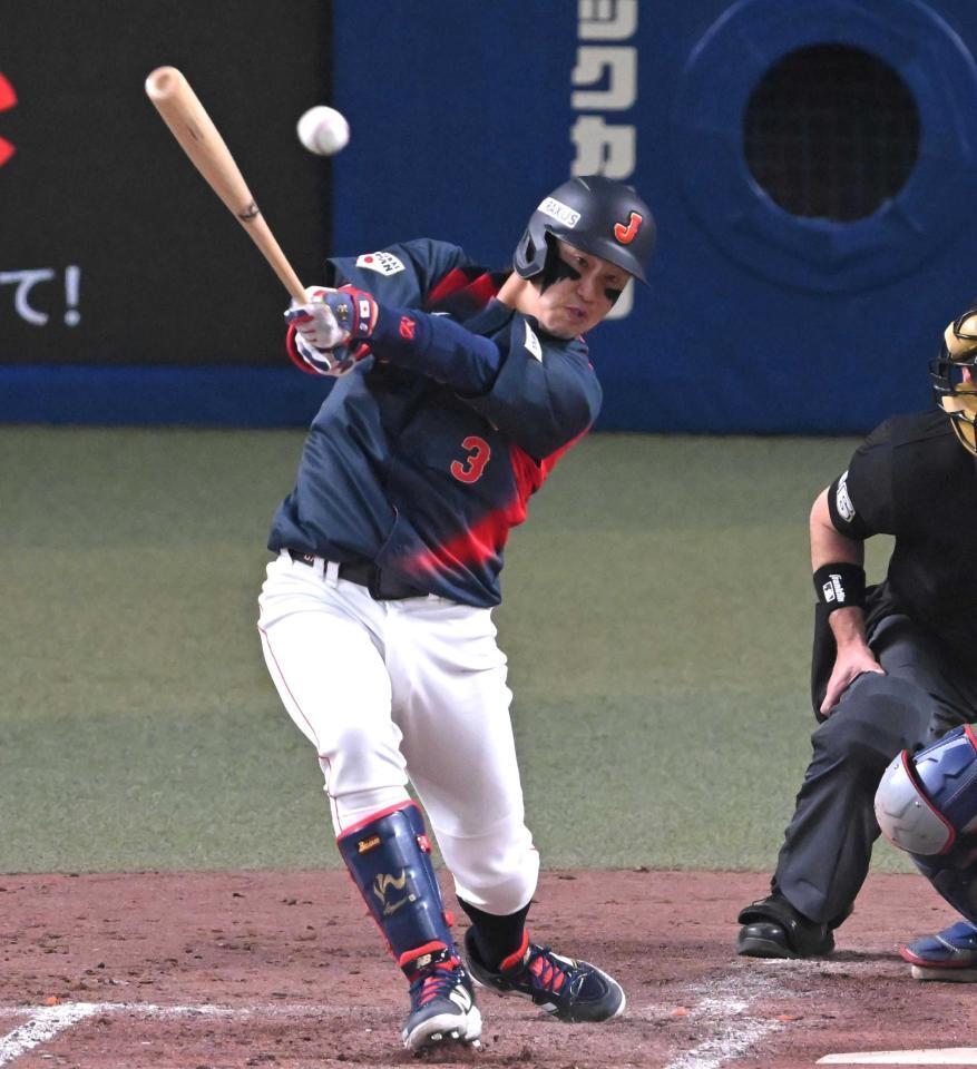 ５回、勝ち越し打を放つ小園（撮影・飯室逸平）