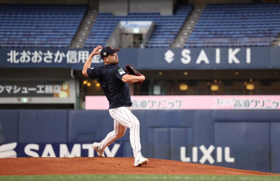 マウンドの感触を確かめる菊池（撮影・中田匡峻）