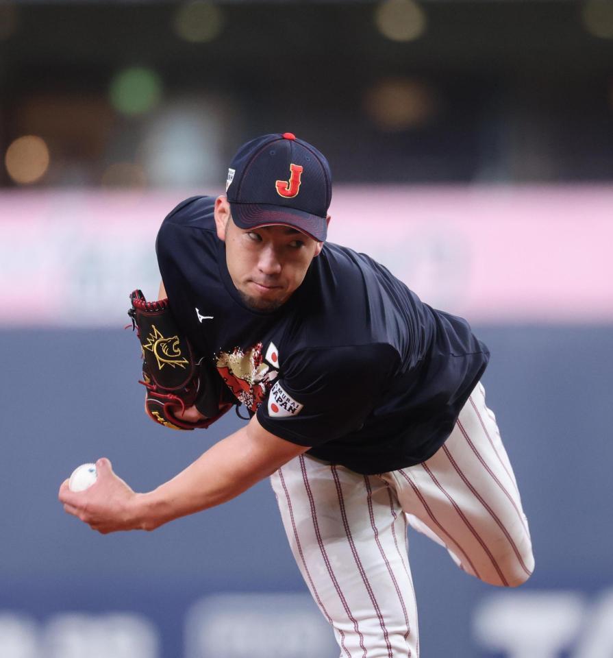 マウンドでシャドーピッチングする菊池