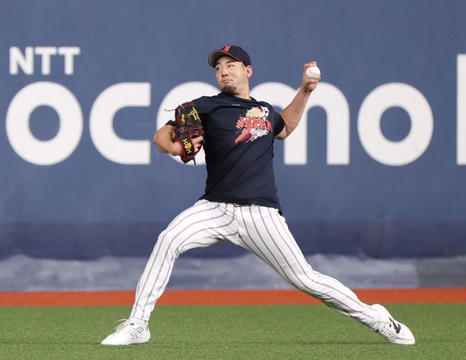 キャッチボールをする菊池（撮影・中田匡峻）