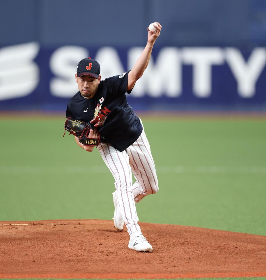 マウンドの感触を確かめる菊池（撮影・中田匡峻）