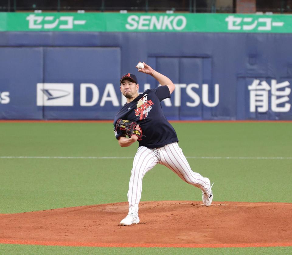 シャドーピッチングを行い、マウンドの感触を確かめる菊池（撮影・坂部計介）