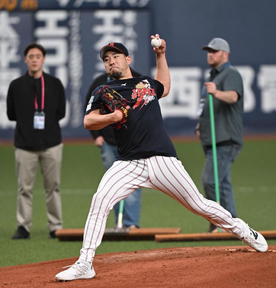 マウンドの感触を確かめる菊池