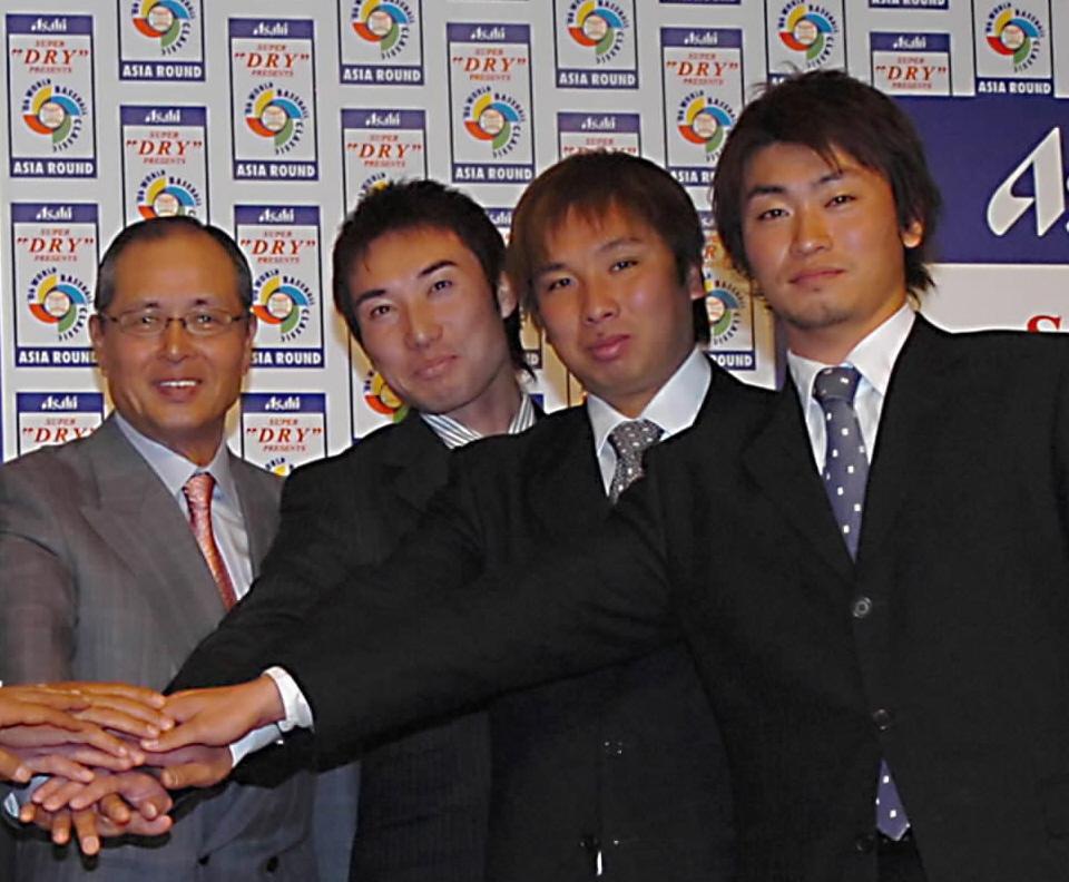 第１回ＷＢＣ、手を合わせて王監督と健闘を誓う（左から）渡辺俊介、里崎智也、青木宣親＝０５年１２月