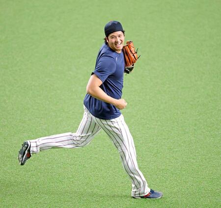 　外野で打球を追う大谷（撮影・立川洋一郎）