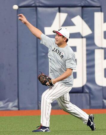 　キャッチボールをする菅野