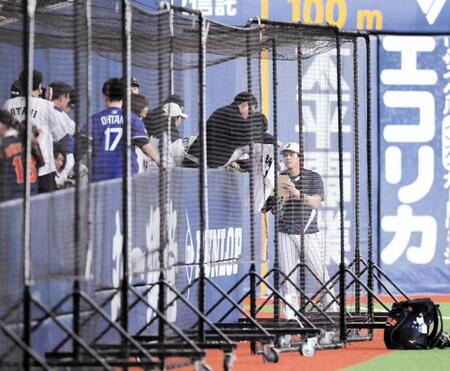 ファンにサインする大谷