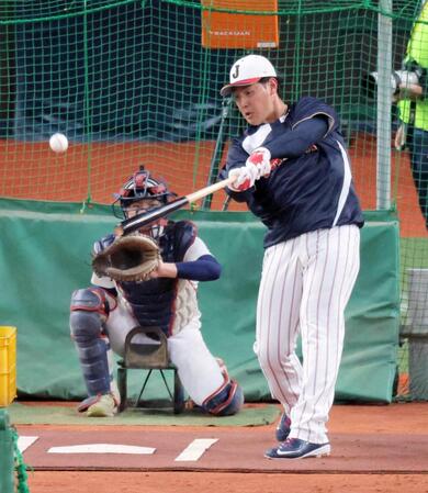 打撃練習する岡本
