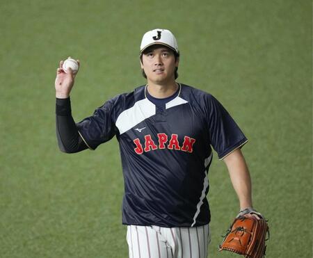 　キャッチボールで調整する大谷