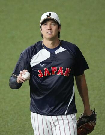 　キャッチボールで調整する大谷