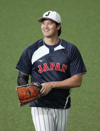 　試合前の練習に臨む大谷