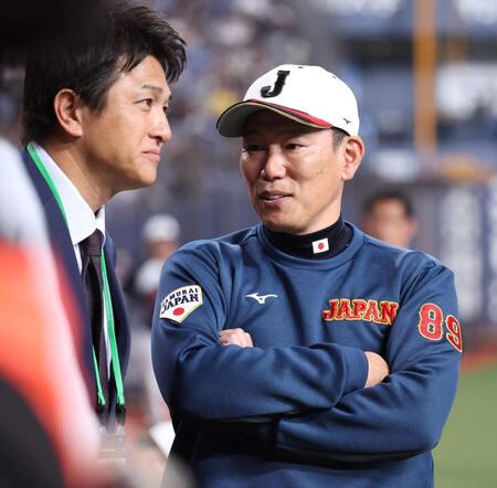 高橋由伸氏（左）と話す井端監督（撮影・中田匡峻）