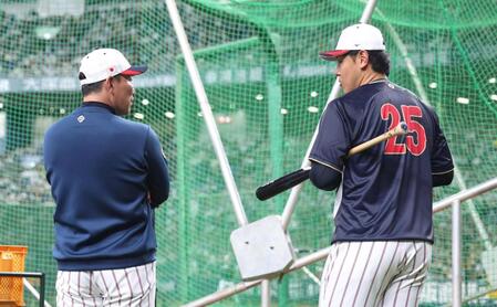 井端監督（左）と話す岡本（撮影・中田匡峻）