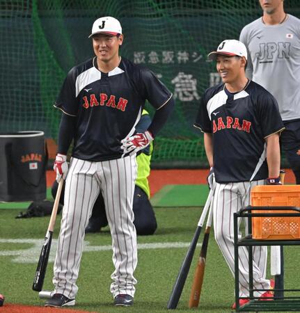 吉田（右）と談笑する岡本（撮影・飯室逸平）