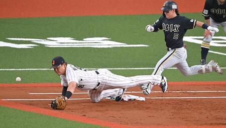 １回、ＤｅＮＡ・牧秀悟の送球がそれ、ホワイトソックス・村上宗隆は捕球できず＝京セラドーム（撮影・飯室逸平）