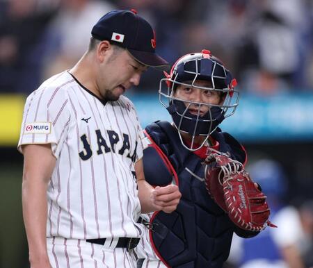 １回を投げ終えた菊池（左）に声をかける坂本（撮影・中田匡峻）