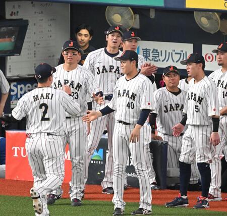 ベンチ前でナインを迎える（左から）森下、大谷（撮影・飯室逸平）
