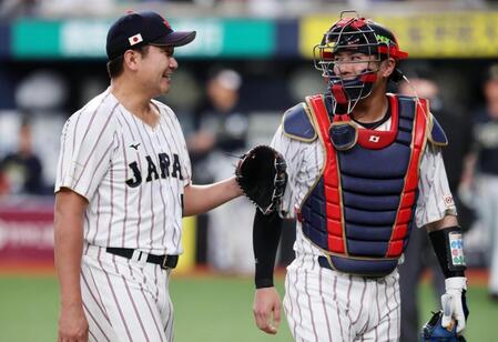 ７回を終え、若月と話しながらベンチに戻る菅野