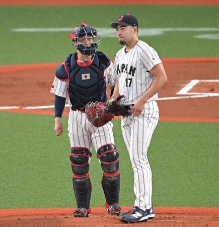 １回、マウンドで話す菊池と坂本（撮影・飯室逸平）