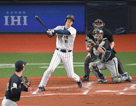 ４回、空振り三振に倒れる大谷（撮影・飯室逸平）