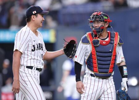 ７回を投げ終え、若月（右）とタッチを交わす菅野（撮影・中田匡峻）