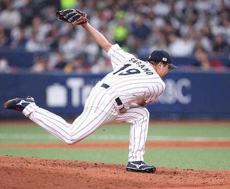 ６回、バランスを崩す菅野（撮影・中田匡峻）