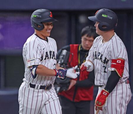 ５回、ライトへソロを放ち、牧（右）と笑顔でタッチを交わす吉田（撮影・中田匡峻）