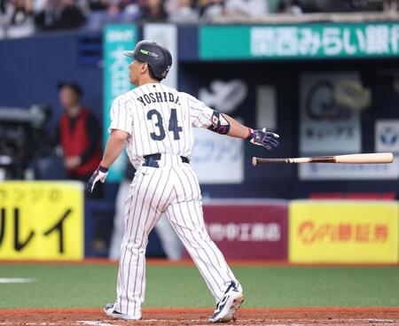 ５回、ライトへソロを放つ吉田（撮影・中田匡峻）