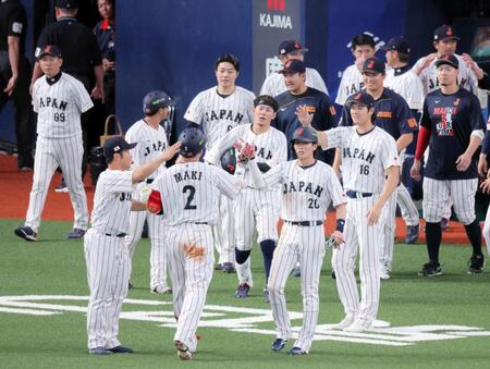 ９回に適時二塁打を放った牧（２）を迎える日本代表ナイン。左端は井端監督