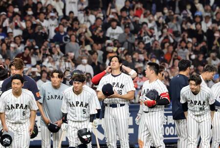 試合後、観客にあいさつする大谷（中央）らナイン
