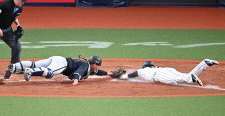 ９回、牧の左翼線適時二塁打でホームを狙うも、一走・仲田（右）