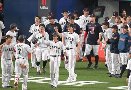 牧らを迎える大谷ら侍ジャパンナイン（撮影・飯室逸平）
