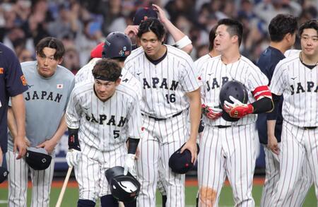 試合を終え、一礼する大谷（中央）ら日本代表ナイン（撮影・坂部計介）