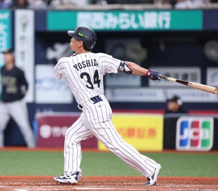 ５回、ライトへソロを放つ吉田（撮影・中田匡峻）