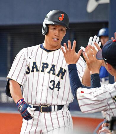 ５回、ソロ本塁打を放ち、出迎えを受ける吉田