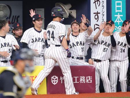 ５回、吉田の本塁打を喜ぶ大谷らナイン（撮影・坂部計介）