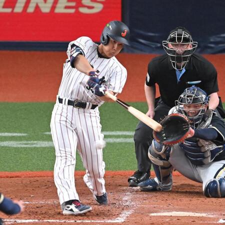 ７回、右前打を放つ吉田（撮影・飯室逸平）