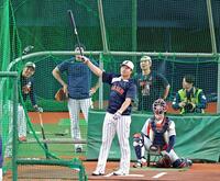 　フリー打撃で大谷（左奥）のバットを使って特大弾を放つ村上（撮影・立川洋一郎）