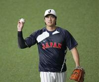 　キャッチボールで調整する大谷