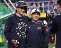 久しぶりの再会に記念撮影をする紅林（左）と宮城（撮影・中田匡峻）