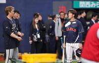 試合前、九里（左）と話す小園（撮影・坂部計介）